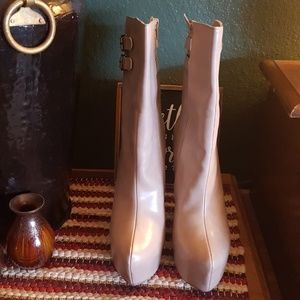 SCENE Nude platform boots